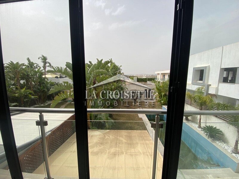 Villa S+3 avec piscine et studio indépendant à La Soukra